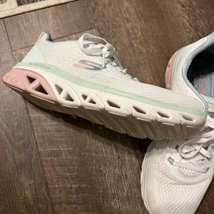 Sketchers tennis shoes